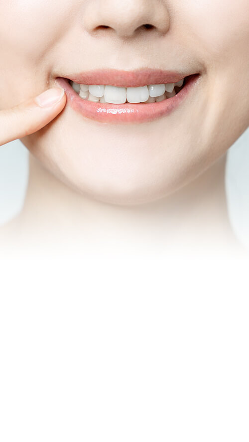 歯を見せて笑う女性のイメージ写真