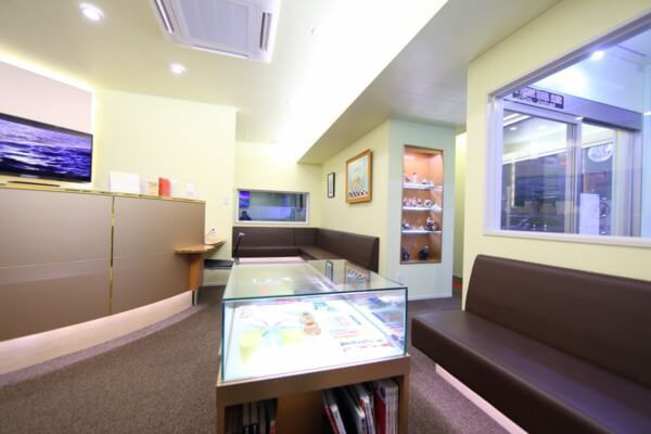 J.FUKUDA DENTAL CLINIC 受付・待合室