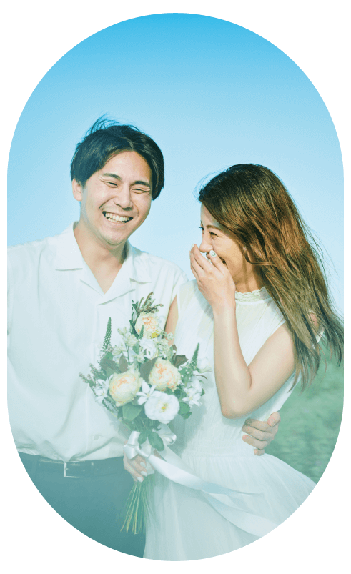 ウェディングフォトを撮るカップル